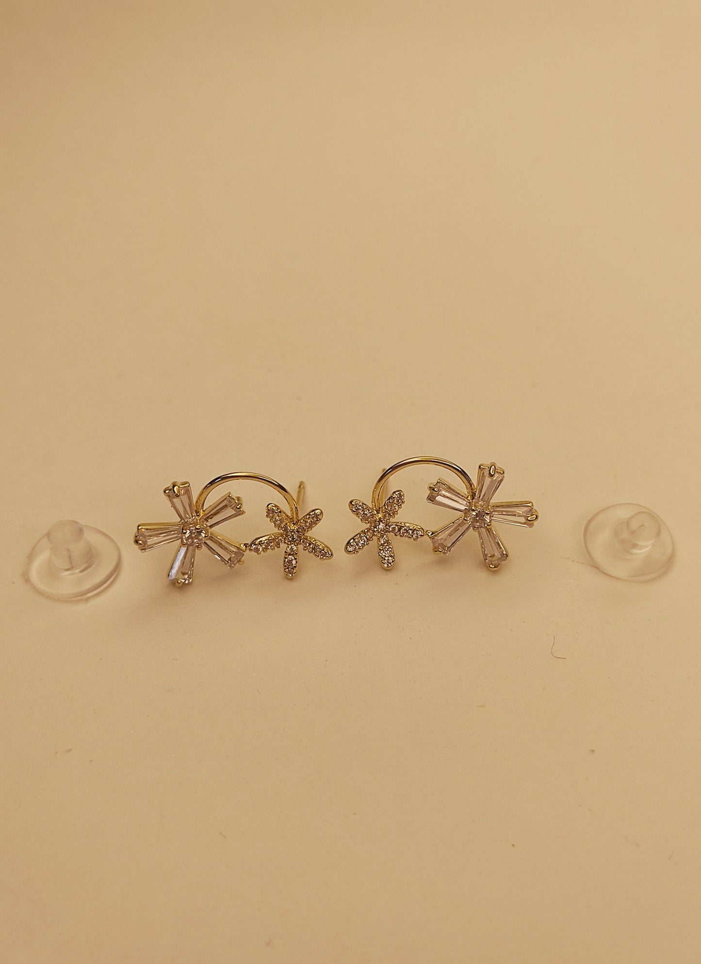 122 Gold Dainty Flower Studs