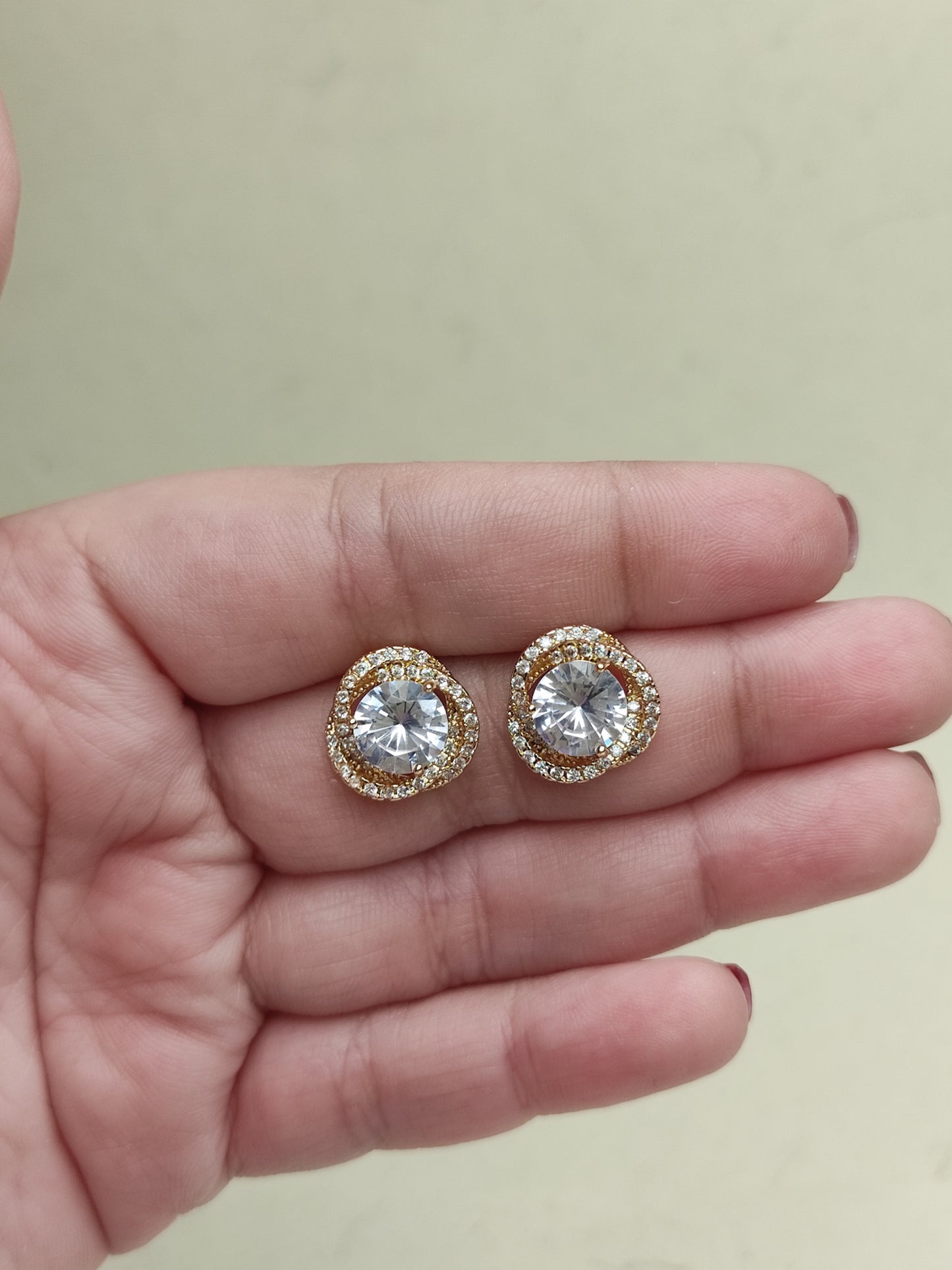 195 Gold Solitaire Studs