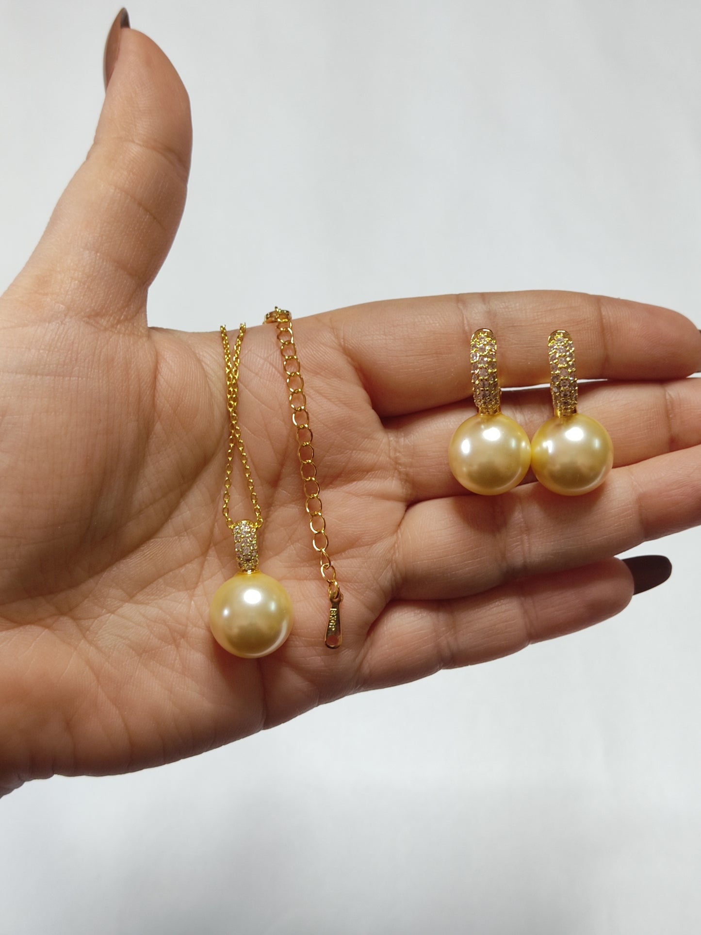 254 Gold & Pearl Pendant Set