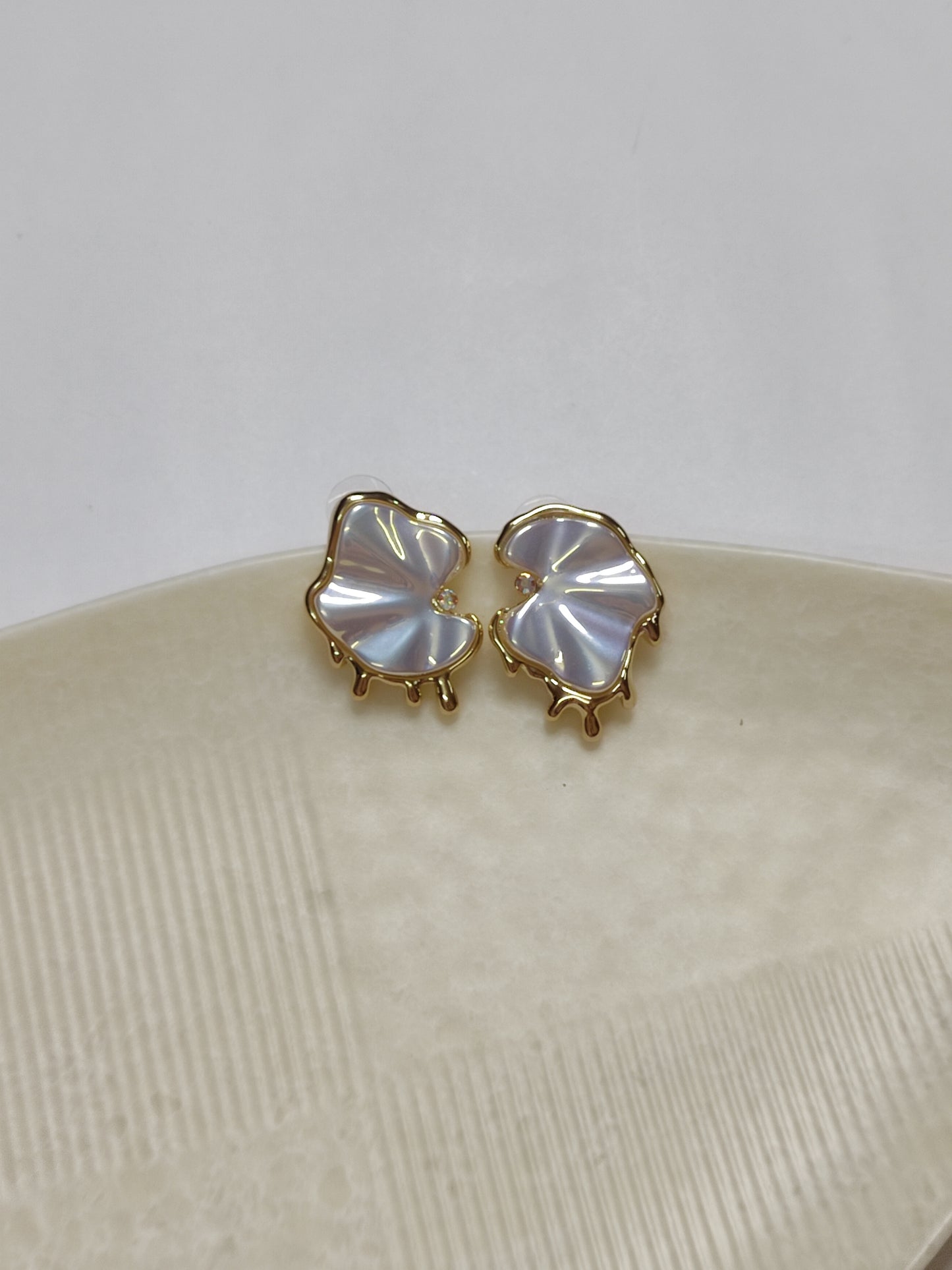 280 Pearl & Gold Shoreline Studs