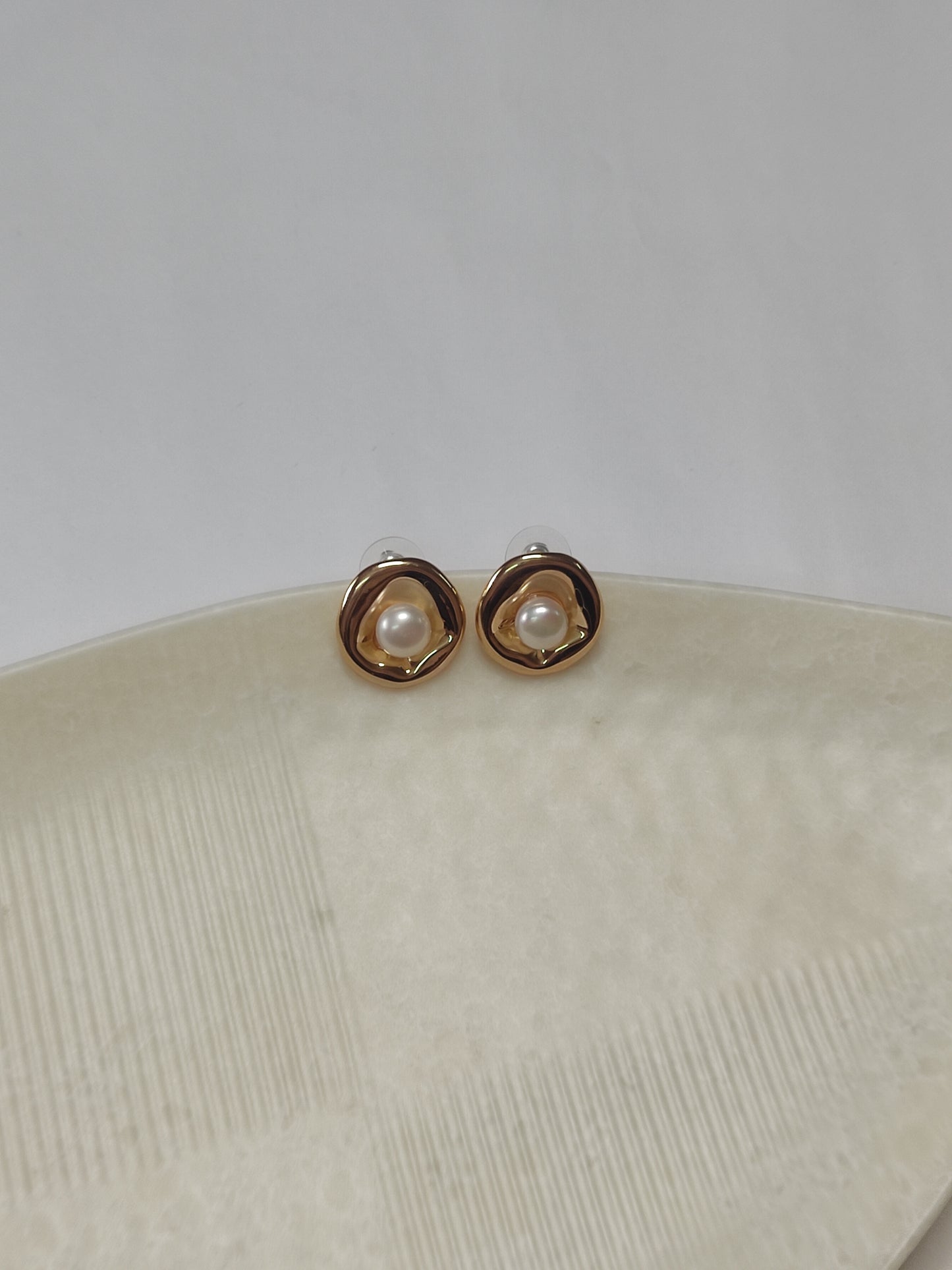 297 Pearl & Gold Cushion Studs