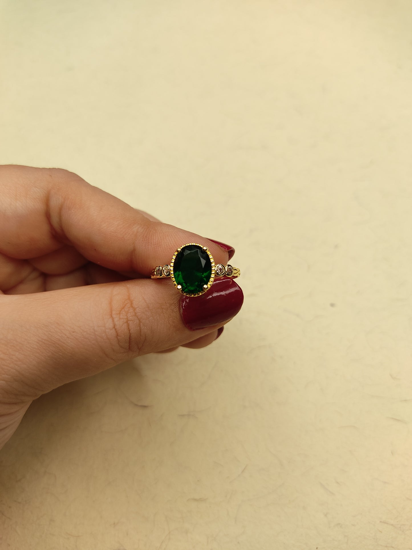050 Green Dainty Oval Ring