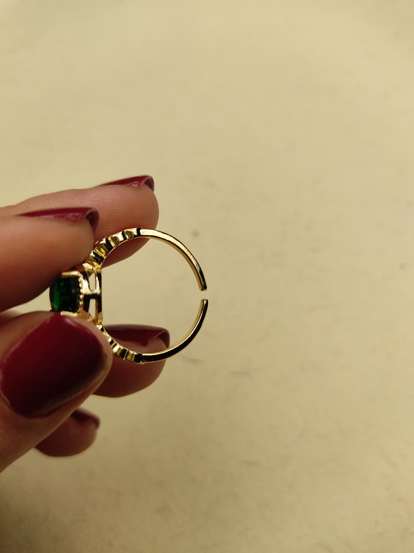 050 Green Dainty Oval Ring