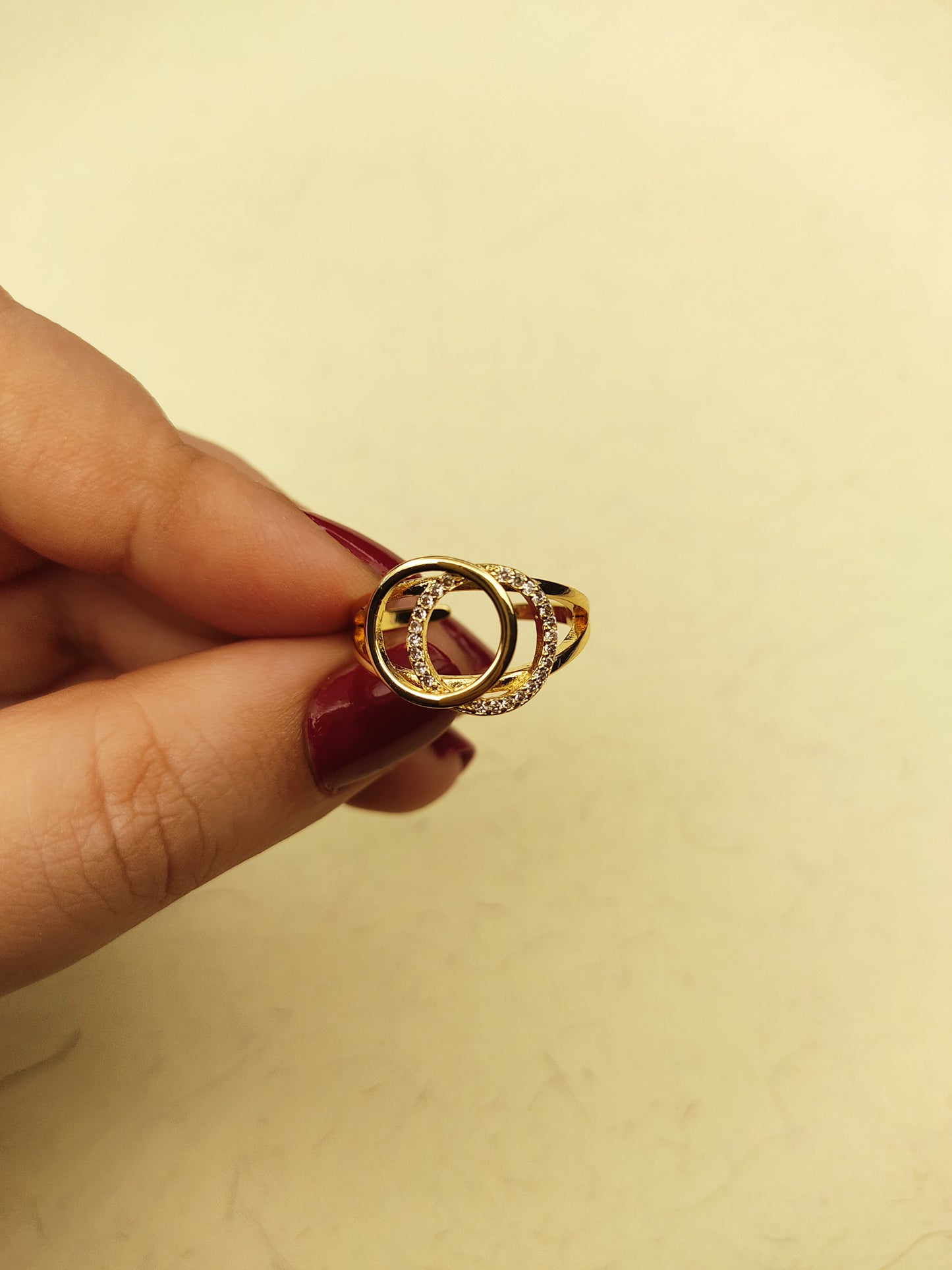 075 Gold Circular Overlap Ring