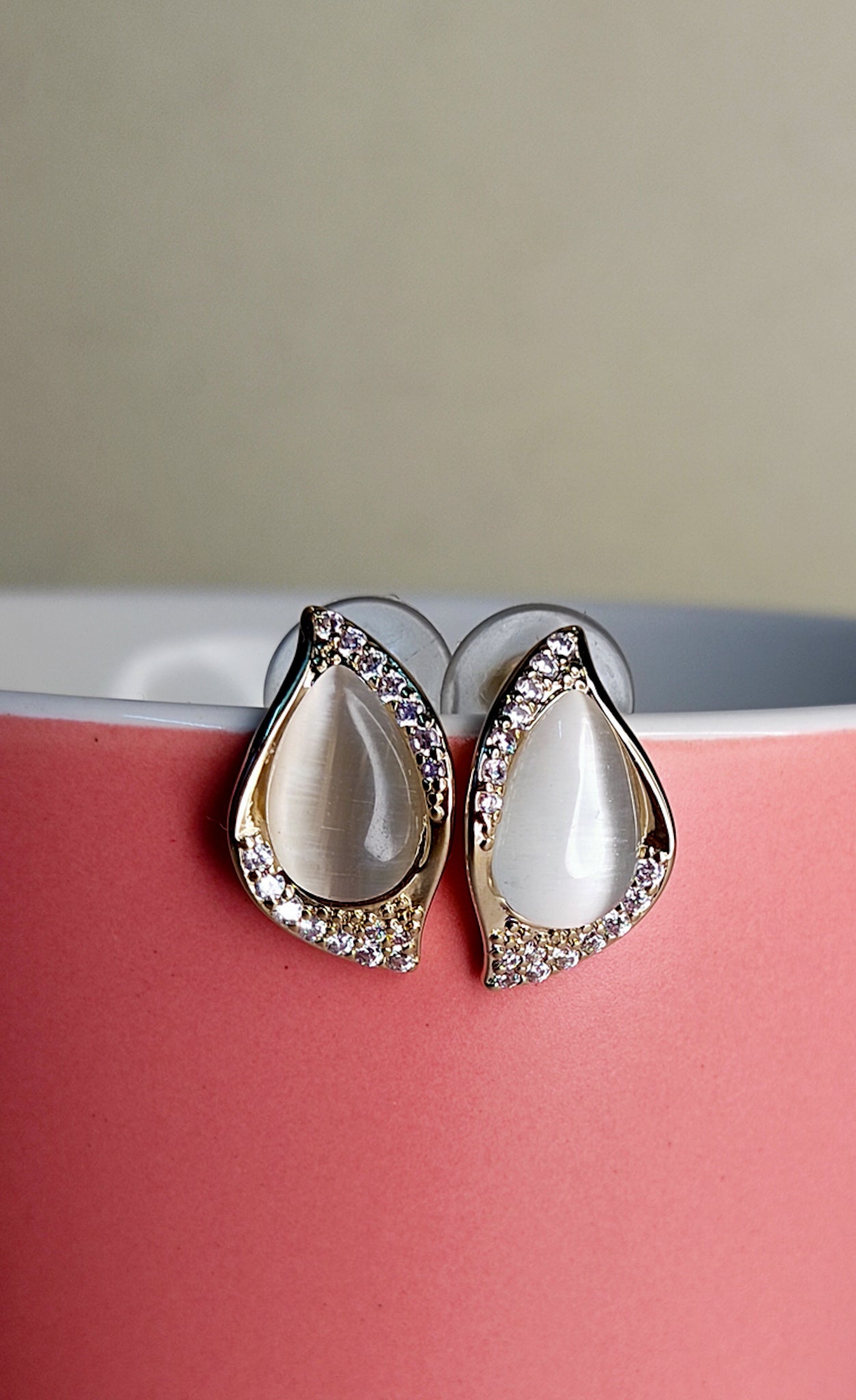 106 Gold & White Teardrop Studs
