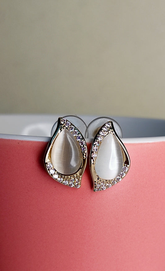 106 Gold & White Teardrop Studs