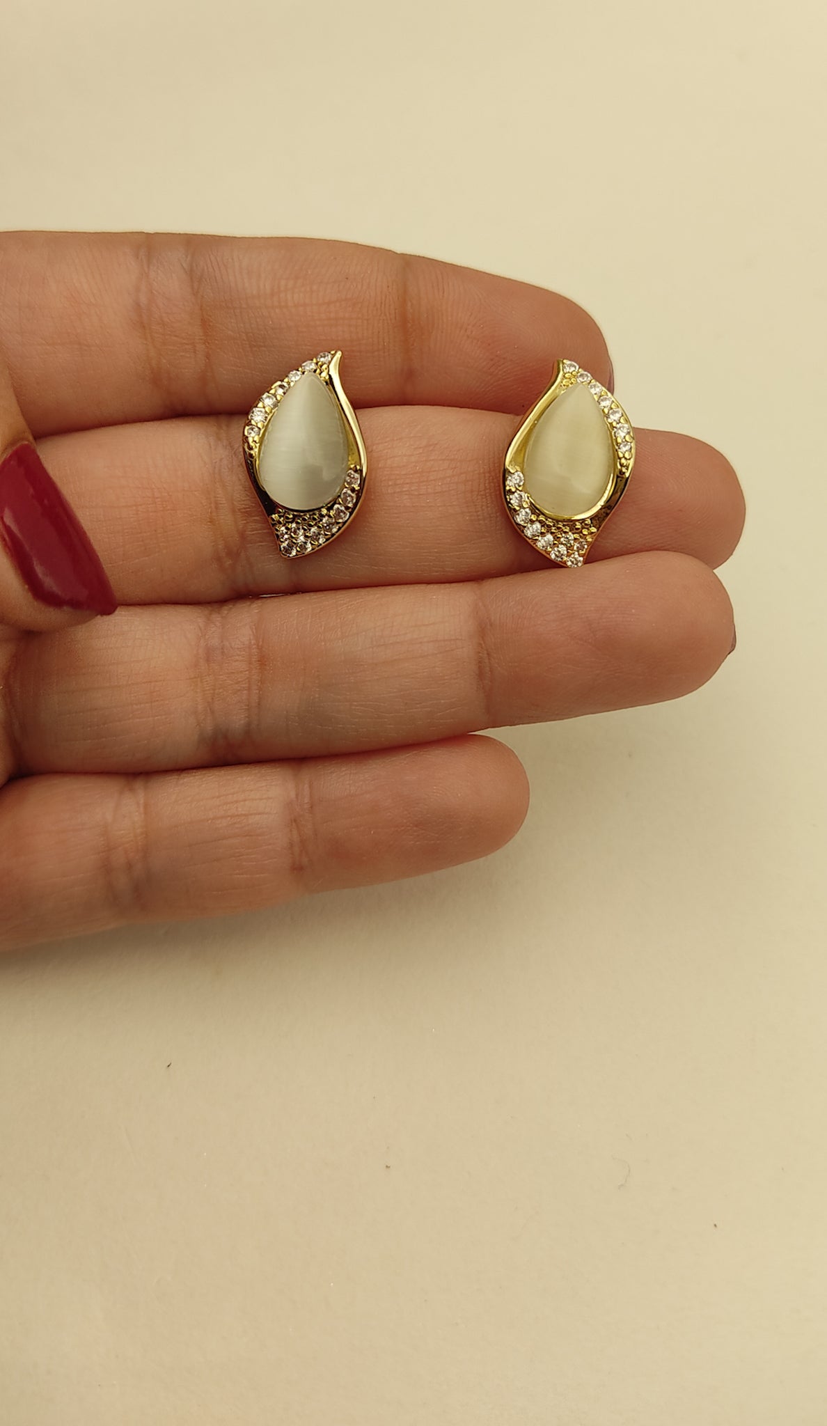 106 Gold & White Teardrop Studs