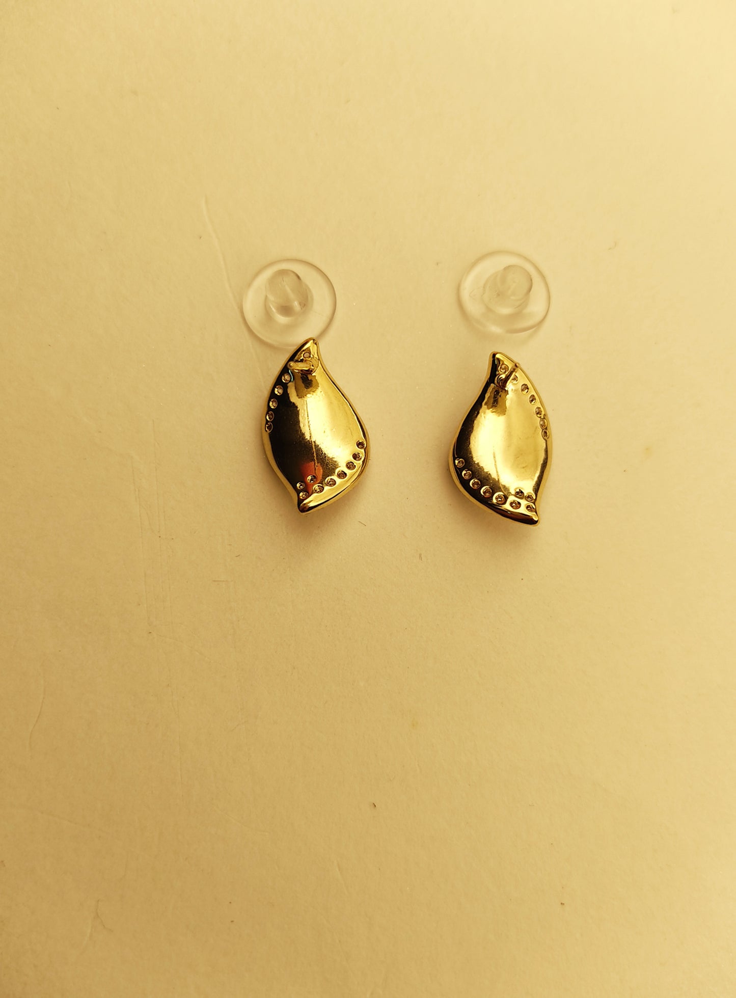 106 Gold & White Teardrop Studs