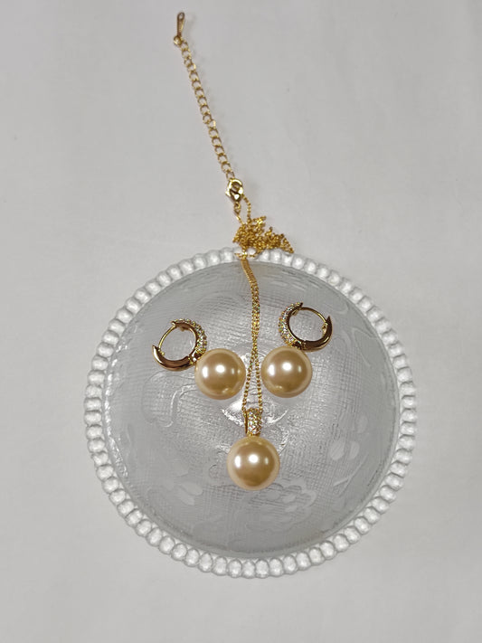 254 Gold & Pearl Pendant Set
