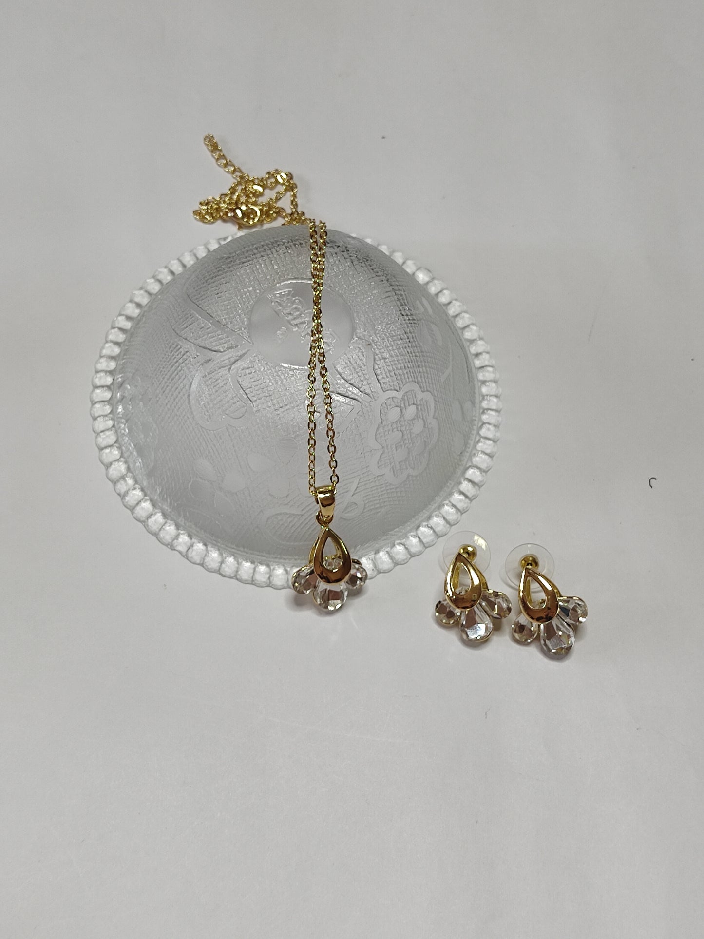 256  Gold Petal Pendant Set