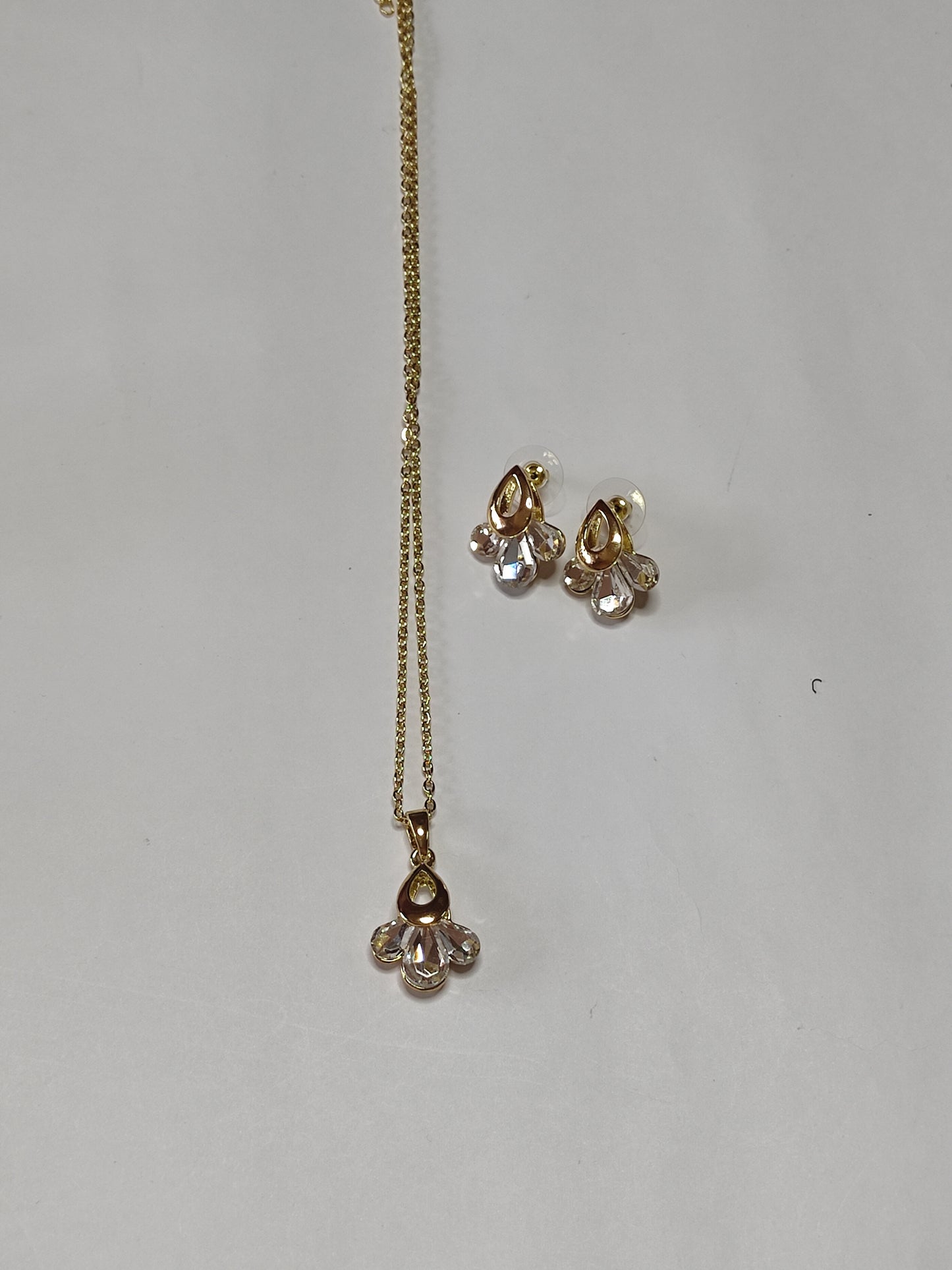 256  Gold Petal Pendant Set