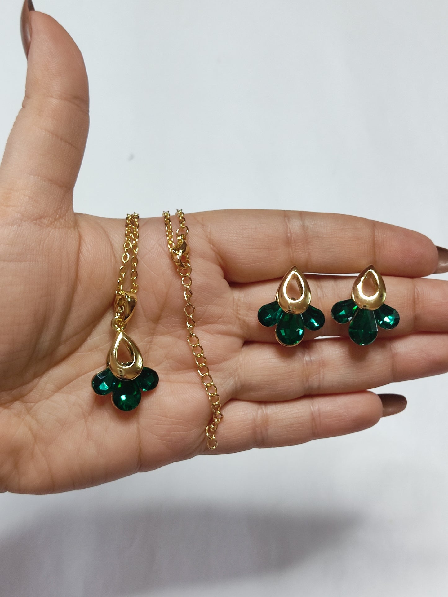 258 Green Petal Gold Pendant Set