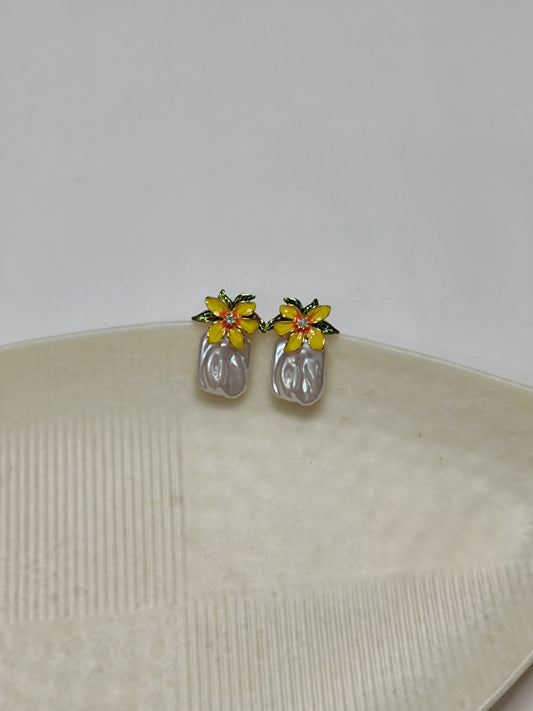 272 Pearl and Gold Sunflower Studs