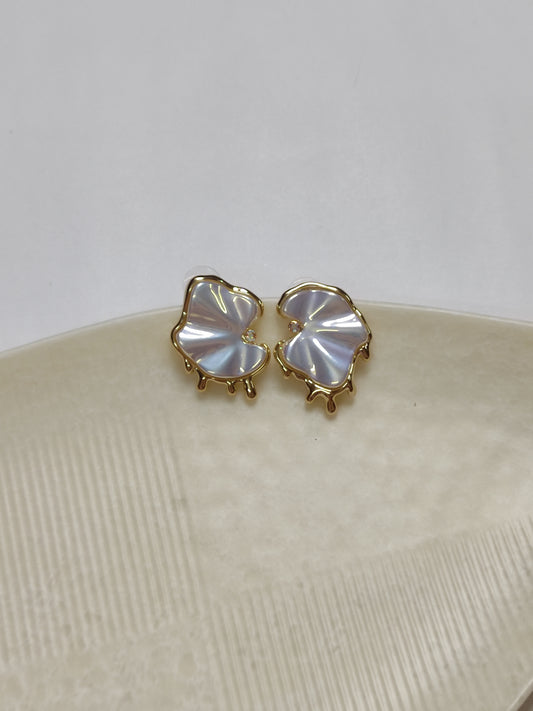 280 Pearl & Gold Shoreline Studs