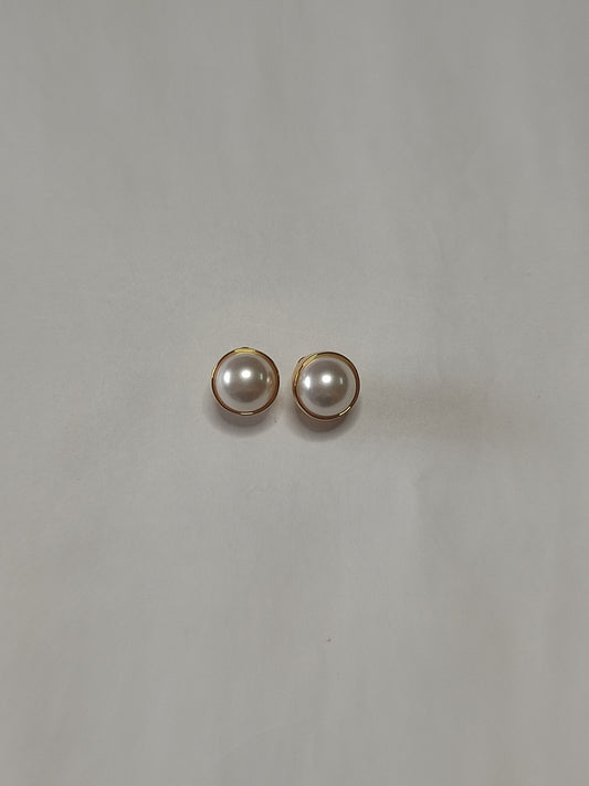 286 Gold and Pearl Medium Studs