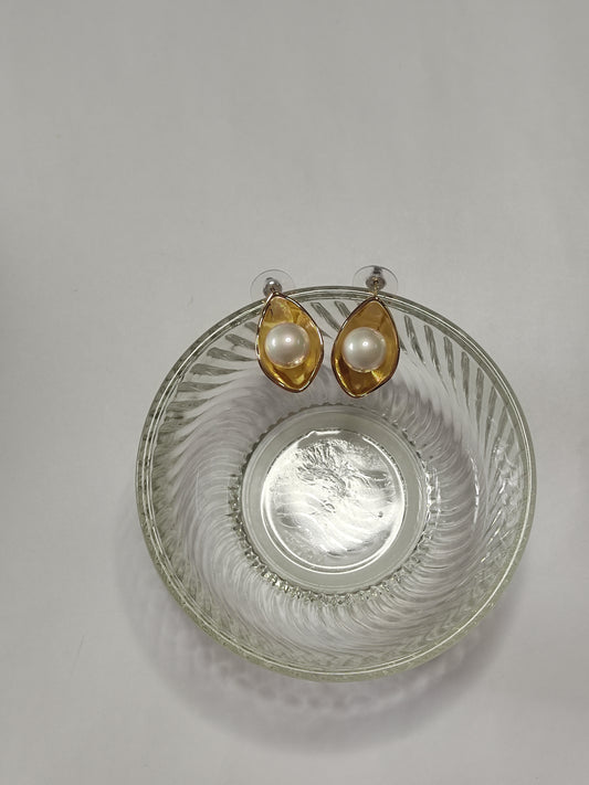 289 Pearl and Gold Pea Studs