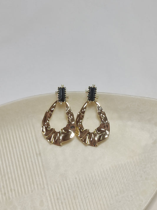 294 Black & Gold Crinkle Danglers