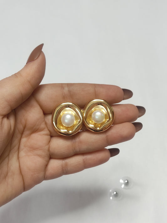 297 Pearl & Gold Cushion Studs