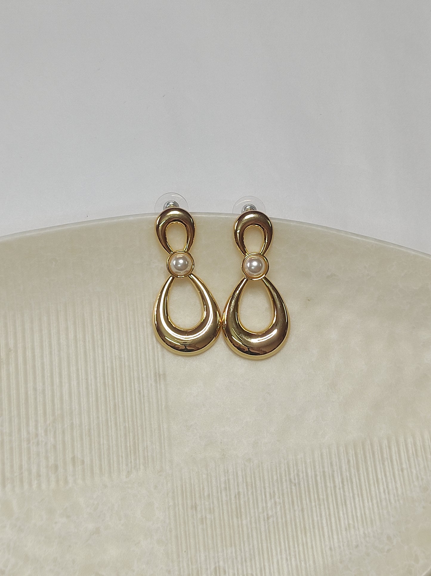299 Pearl & Gold Minimalist Danglers