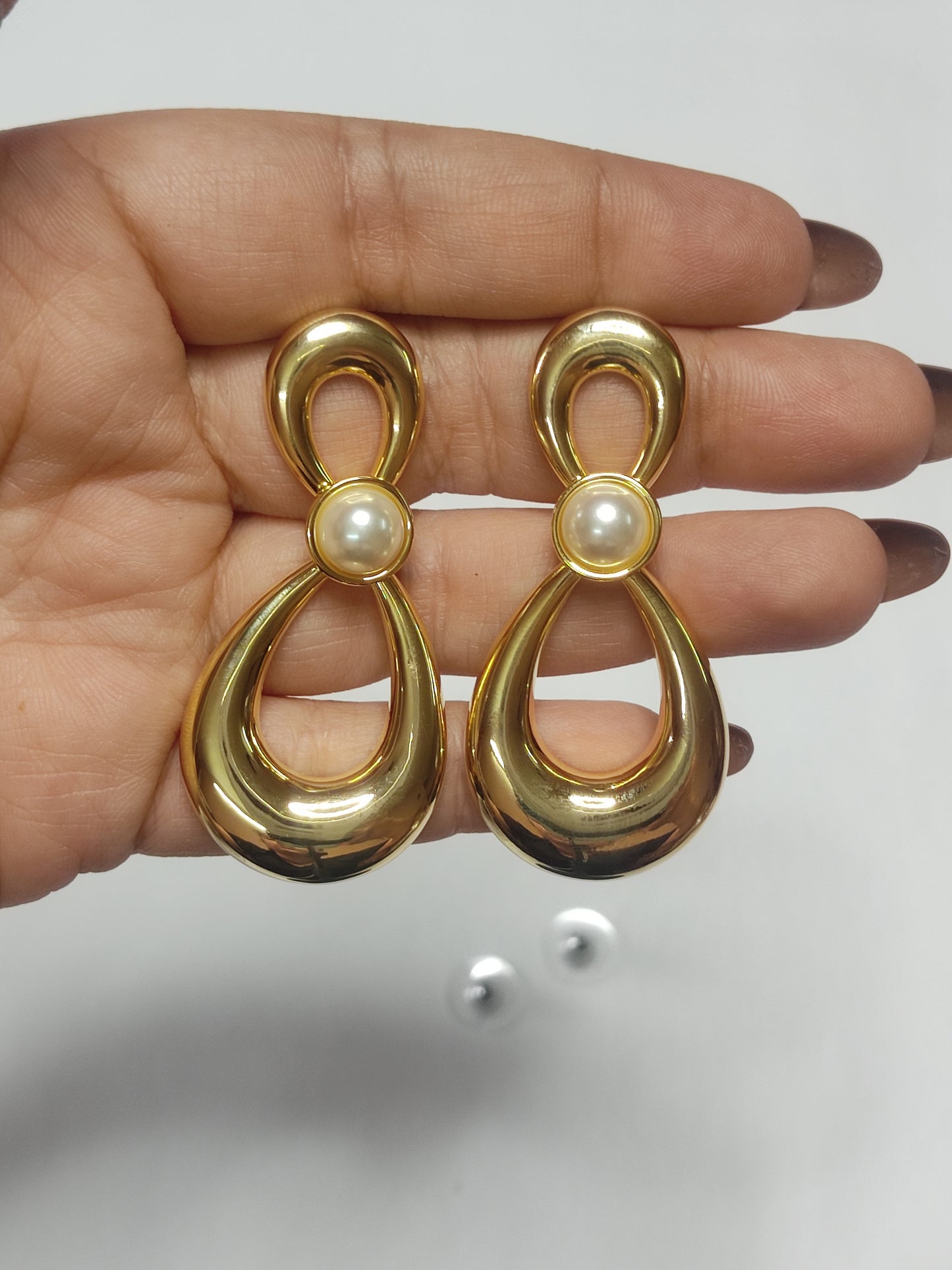 299 Pearl & Gold Minimalist Danglers